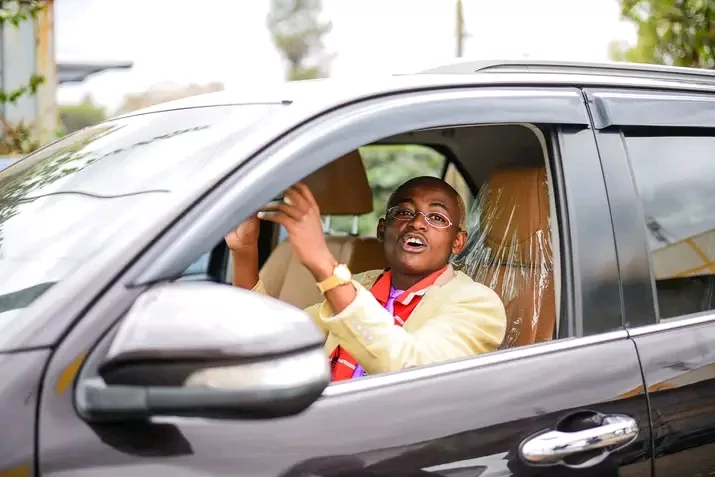 Popular Kameme FM comedian MC Ndegenye has narrated how humility helped him buy his first car.In a long post he shared on his Facebook page, Ndegenye said that most artists miss out opportunities because of pride. "Ooh ,mimi siezi chukua 5k ..oh mimi siezi chukua 10k ,,my brand is above that limit..🙄🙄its oky...Most artists reacts that way...," He wrote. The comedian went further and narrated how a cheap offer landed him into high-paying gigs. "One day ,someone called me,akaniambia Ndegenye juu nakuonanga kwa kiengei live I want you mc my ruracio event na nko na 5k peke yake....nkapiga hesabu nkaona nkitoa fare na lunch ntabaki na 1k ..that time sikuwa na gari..I told that client am oky il mc with that amount.....siku ikafika and I went ,I did my best ..infact nliperform kama mtu amelipwa 50k...and audience ilipenda....nkalipwa my 5k ... "before nitoke ,a certain old man akaniita akaniambia, " kijana mzee,nimefurahishwa na kazi yako,niko na kijana (my son) ako na the same occasion ,how much do you charge kumc," confidently I said .."full package hukuwa 300k" ..surprisingly akaniomba my account no akaeka deposit ya 200k....Wee..I went nkaperform akaniekea remaining 100k...that's how I got money nkabuy gari yangu ya kwanza " The comedian has now advised fellow artists to pick from somewhere and stop despising small jobs. MC Ndegenye: From grass to grace Mc Ndegenye is a living testimony that God can use anything to uplift someone. Immediately after form four, the comedian got into hustling. He worked as a shambaboy and also sold juakali jikos. He rose to fame when famous Kikuyu media personality Muthee Kiengei featured him in his show. His popularity grew so fast and he is now making huge living from Tv shows, events emceeing and brand promotion. In 2022, the comedian was over the moon after he facelifted his parents to a permanent house. He disclosed that the move was one of his dreams cone true.